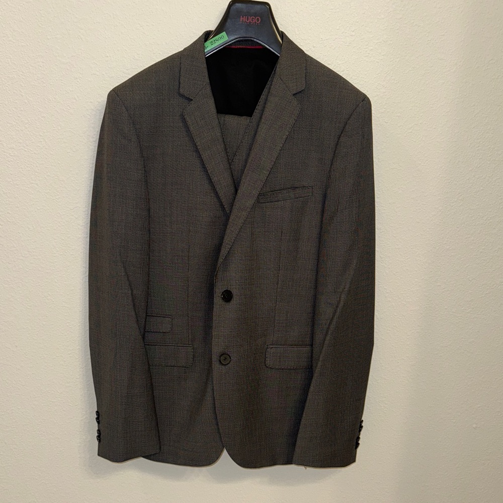 HUGO BOSS Charcoal 3 piece Suit SZ 40 r